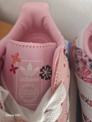 Zapatillas Adidas flores rosas Talla 32