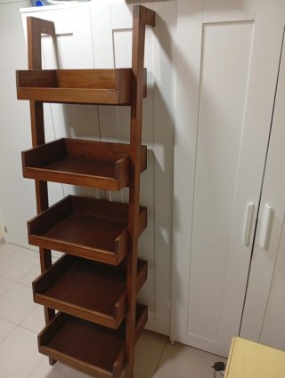 Estantería de madera maciza
