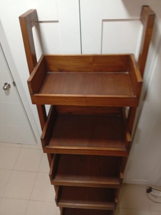 Estantería de madera maciza