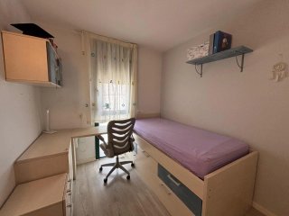 Habitación juvenil con escritorio y cajones