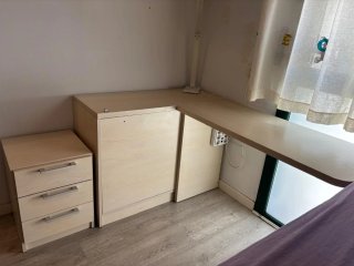 Habitación juvenil con escritorio y cajones