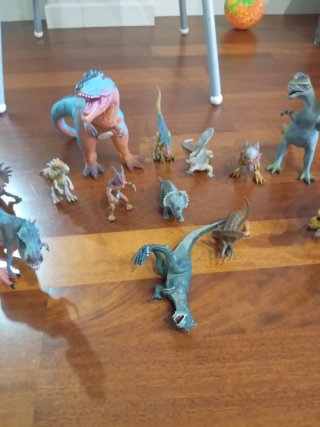 Lote de dinosaurios de juguete