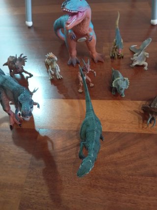Lote de dinosaurios de juguete