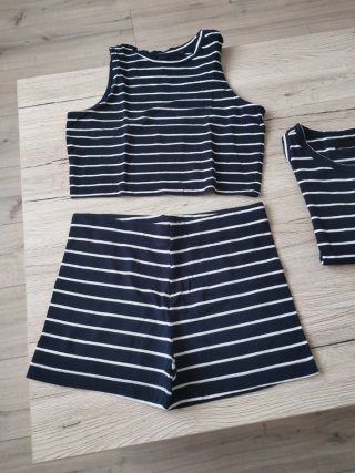 Conjunto 2 piezas rayas azul y blanco y vestido.