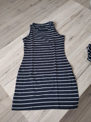Conjunto 2 piezas rayas azul y blanco y vestido.