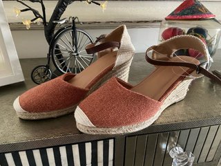 Sandalias Cuña T39 Naranja y Beige