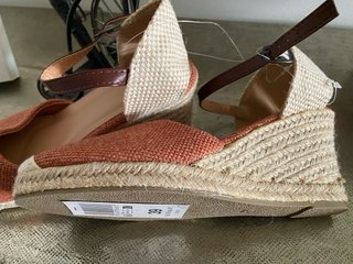 Sandalias Cuña T39 Naranja y Beige