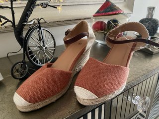 Sandalias Cuña T39 Naranja y Beige