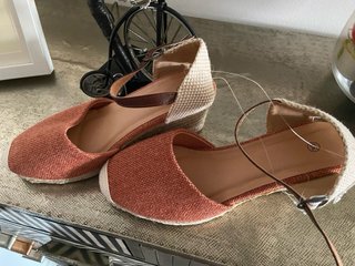 Sandalias Cuña T39 Naranja y Beige