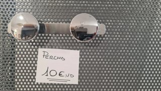 Percha de metal plateada