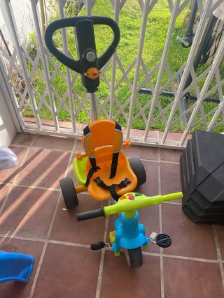 Triciclo infantil con barra de empuje