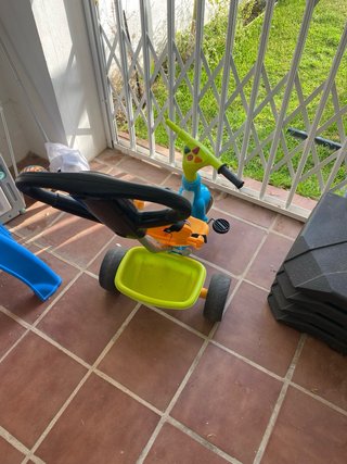 Triciclo infantil con barra de empuje