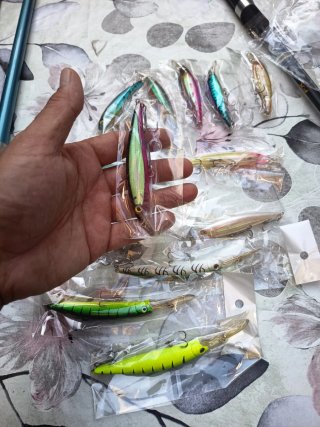 Señuelos de pesca variados