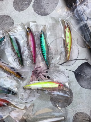 Señuelos de pesca variados