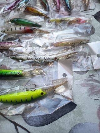 Señuelos de pesca variados