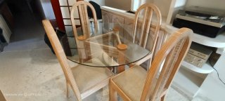 Mesa de comedor redonda de cristal y ratán