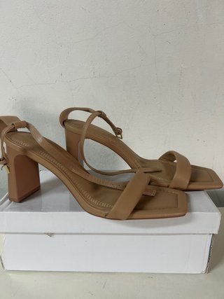 Sandalias de tacón beige