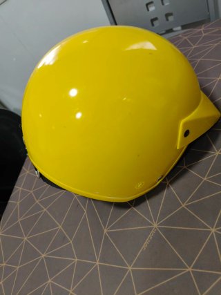 Casco de moto amarillo