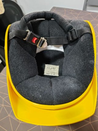 Casco de moto amarillo