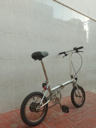 Bicicleta plegable plateada