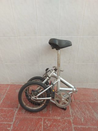 Bicicleta plegable plateada