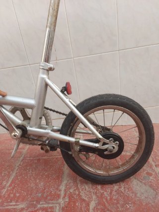 Bicicleta plegable plateada
