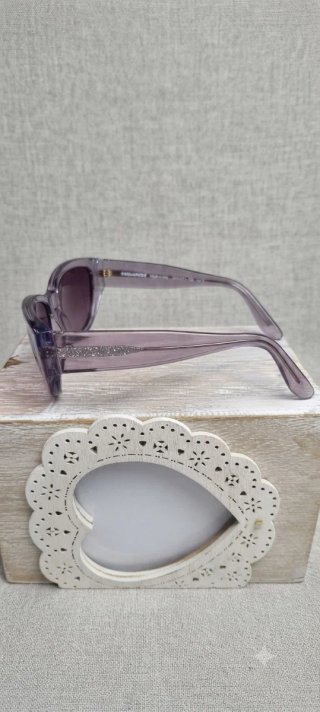 Gafas de sol vintage retro rosas y lilas