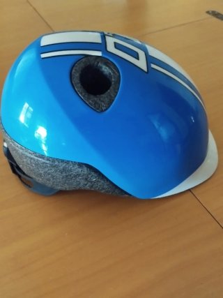 Casco infantil azul con diseño 53-56 cm