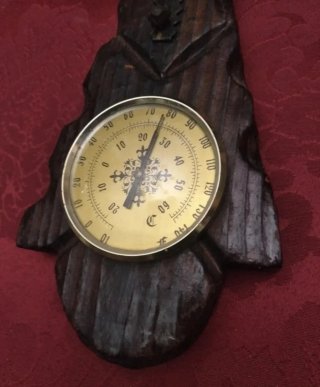 Barómetro antiguo con portavelas de madera y forja