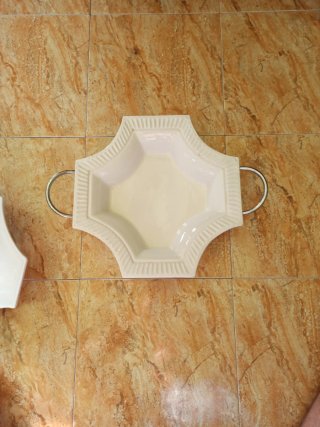 Sopera de porcelana blanca