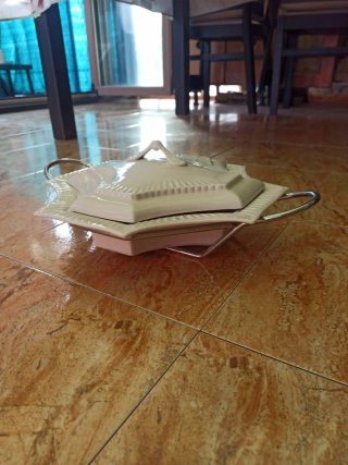 Sopera de porcelana blanca