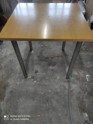 Mesa de madera y metal