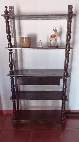 Estantería antigua de madera