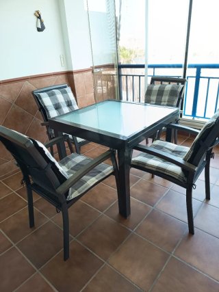 Mesa 90*90 extensible 180 y 4 sillones de exterior