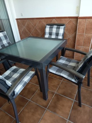 Mesa 90*90 extensible 180 y 4 sillones de exterior