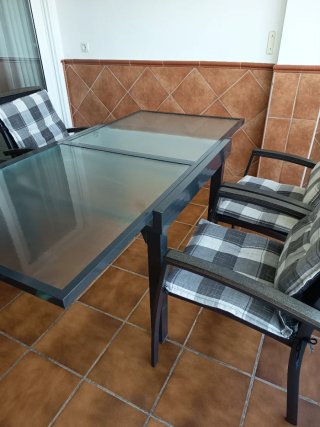 Mesa 90*90 extensible 180 y 4 sillones de exterior