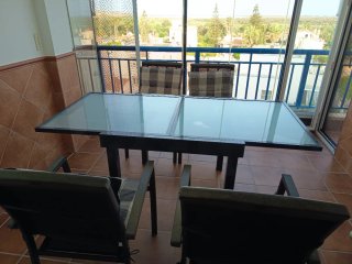 Mesa 90*90 extensible 180 y 4 sillones de exterior