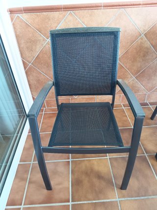Mesa 90*90 extensible 180 y 4 sillones de exterior