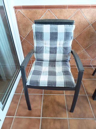 Mesa 90*90 extensible 180 y 4 sillones de exterior