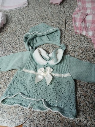 Conjunto bebé tejido verde con capota