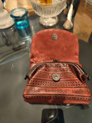 Cartera Kimmidoll con diseño floral y tachuelas