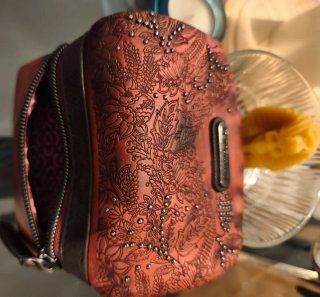 Cartera Kimmidoll con diseño floral y tachuelas