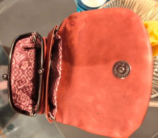 Cartera Kimmidoll con diseño floral y tachuelas