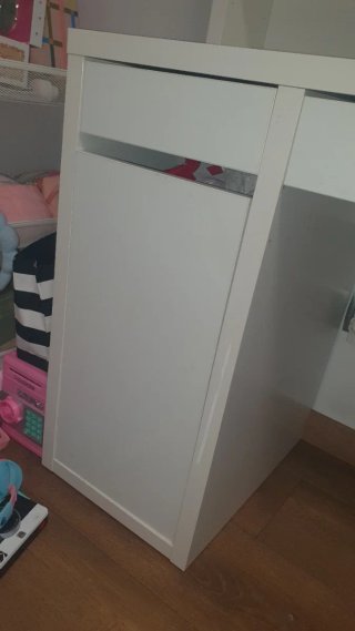 Escritorio blanco con estantería