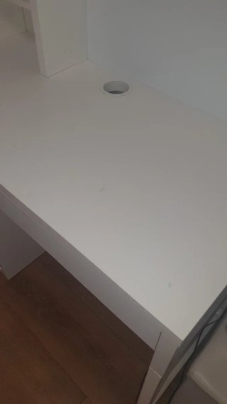Escritorio blanco con estantería