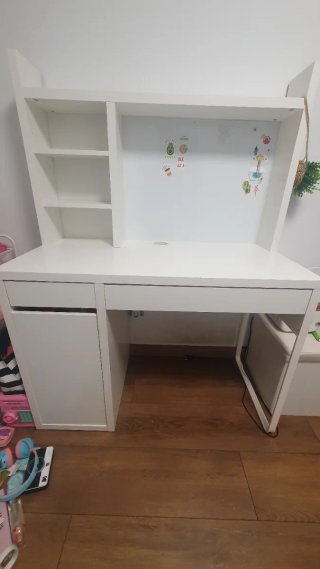 Escritorio blanco con estantería