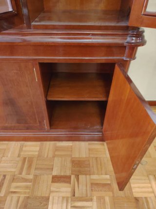 Librería de madera y cristal