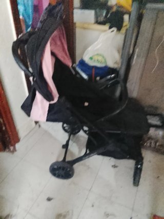 Carro de bebé negro y rosa