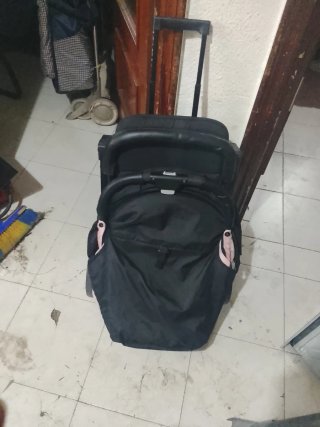Carro de bebé negro y rosa