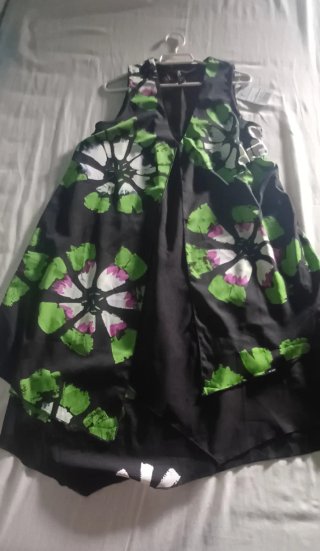 Vestido Desigual Negro con Flores Verdes Talla M